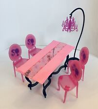 Tavolo Barbie con 4 sedie e lampadario