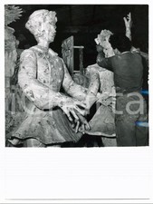 1955 CARNEVALE VIAREGGIO Artigiano lavora a carro allegorico Follie sul ghiaccio