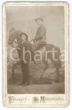 1890 ca COSTUME ITALIA Coppia di uomini con cavallo - Foto su sagoma 8x13 cm
