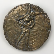 ?Scultura Bassorilievo bronzo dorato 9 kg D 38 cm  “abbraccio “ Firmato ??