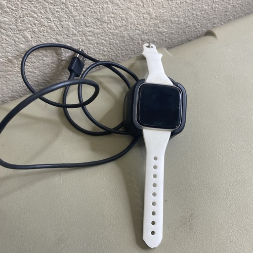 Fitbit versa smart watch - fitbit,