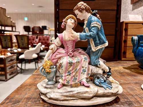 Bella bambola statuina