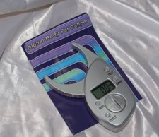 Plicometro digitale a pinza con manule incluso misura massa grassa e magra 