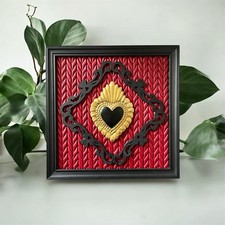 Cornice nera con cuore sacro