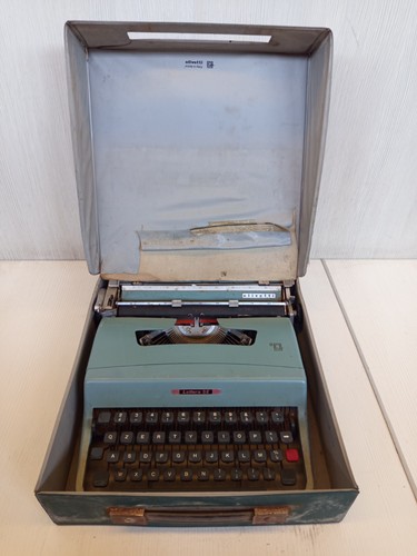 Olivetti lettera typewriter - lettera, 32