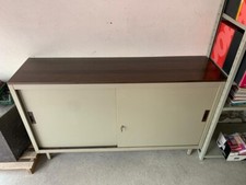 Mobile con ante scorrevoli in metallo e copertura in legno 