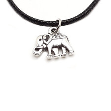 Collana nera con ciondolo