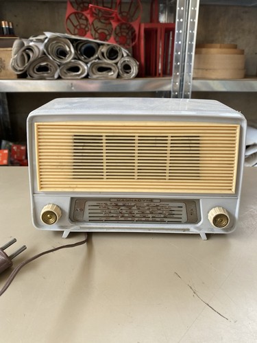Antica radio magnadine non - radio,