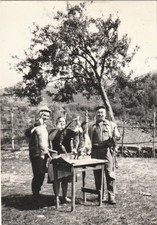 B2-  Foto Photo Fotografia Anni 60 - Cacciatori e Donna con Lepri