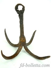 Antico gancio,vecchio attrezzo in ferro battuto per il pozzo quattro uncini a181