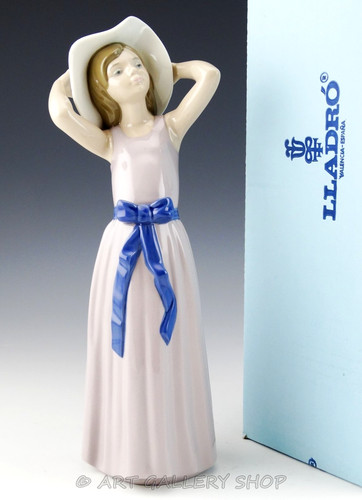 Lladro figurine coy - lladro, girl