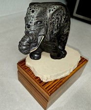 Elefante di Daga; firmato