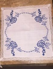 Antico centrino tessuto puro lino bianco ricami blu fatto a mano punto pieno 