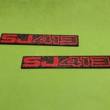 2 TARGHETTE LATERALI SJ413 SUZUKI X SAMURAI SANTANA SJ413  SJ 413 STEMMA FREGIO