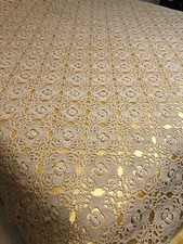 Copriletto matrimoniale con ricamo a mano a uncinetto