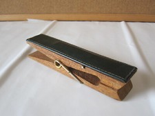 Fermacarte antico pinza molletta in legno e pelle ferma carte anni '60 vintage