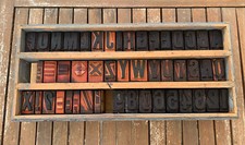 cassetta legno 49 caratteri tipografici antichi lettere numeri simboli stampi