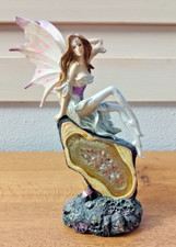 FATA ROSA CON ABITO ARGENTO SDRAIATA SU ROCCIA IN RESINA - Puckator