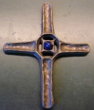 Croce in bronzo con pietra