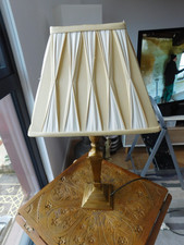 Bellissima lampada da tavolo in ottone antico a forma di colonna con paralume imbottito crema e oro