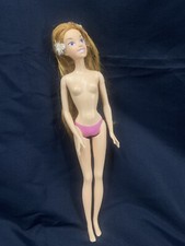 Bambola ritirata fiori animati