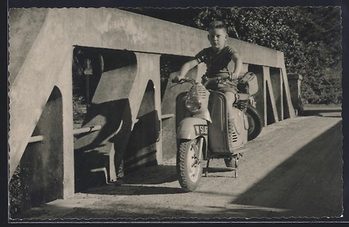 Cartolina ragazzo scooter - cartolina, su