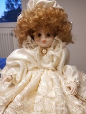 BAMBOLA IN PORCELLANA di