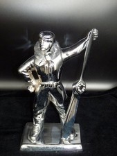 Statuina di un pilota WW1 con un'elica in mano. - Alluminio, Cromato