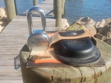 Lucchetto e marsupio in pelle