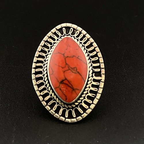 Anello tradizionale fatto - , a