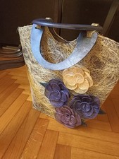 Borsa fatta a mano con fiori applicati di Canapa e manico in legno