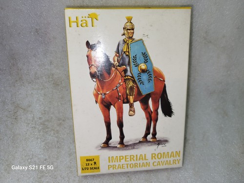 Hat industries figurine - hat,