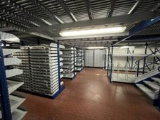 Scaffalatura metallica completa di passerella, scale e ripiani regolabili.