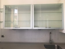 PENSILI DA CUCINA BIANCHI CON APERTURA IN VETRO OPACO E MENSOLE IN CRISTALLO