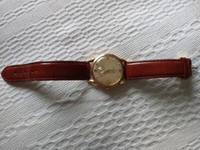 orologio da uomo in oro Invicta da polso.