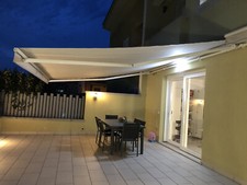 TENDA DA SOLE A BRACCI ESTENSIBILI MOTORIZZATA -TESSUTO Bianco 