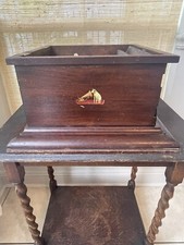 Scatola fonografica Victor Talking Machine con corno interno e cerniere.