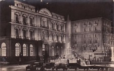 NAPOLI - Piazza Borsa e Palazzo C.P.E. di Notte - Foto Cartolina