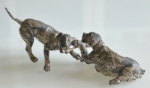 Statuetta due cani che - due,