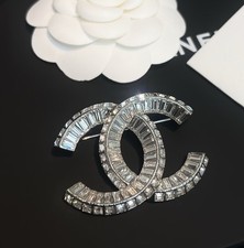 Spilla CHANEL logo CC