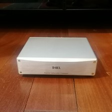 Crossover subwoofer THIEL con ingresso di potenza e uscita bilanciata per sub.