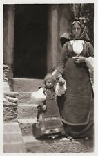 D0372) SARDEGNA, DESULO (NUORO) I PRIMI PASSI DI UNA BAMBINA IN COSTUME