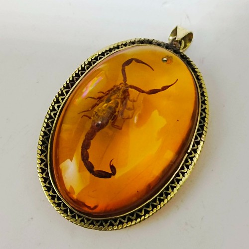 Ciondolo scorpione ambra