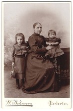 Fotografia W. Schroers, insegnante, madre accanto ai suoi due figli in abiti, 18 