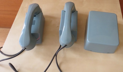 Vecchi telefoni interni con - telefoni,