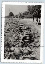 Elmetti francesi in acciaio e maschere antigas accanto all'avanzata Wehrmacht - foto WW2 6x9cm