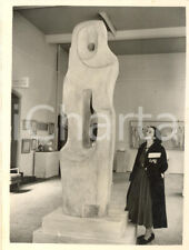 1954 LONDON Whitechapel Art Gallery - Barbara HEPWORTH with her "Monolith" PHOTO