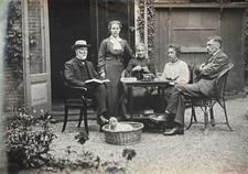 Leggere, fumare, passare del tempo insieme. Famiglia dell'alta borghesia, 1911.