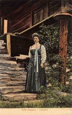 Cartolina Valle Anzasca Donna in costume su scale di pietra