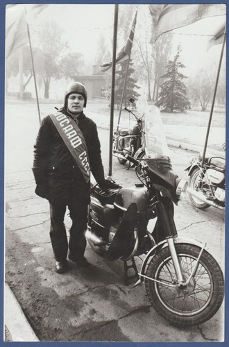 Uomo bello casco - bello, un